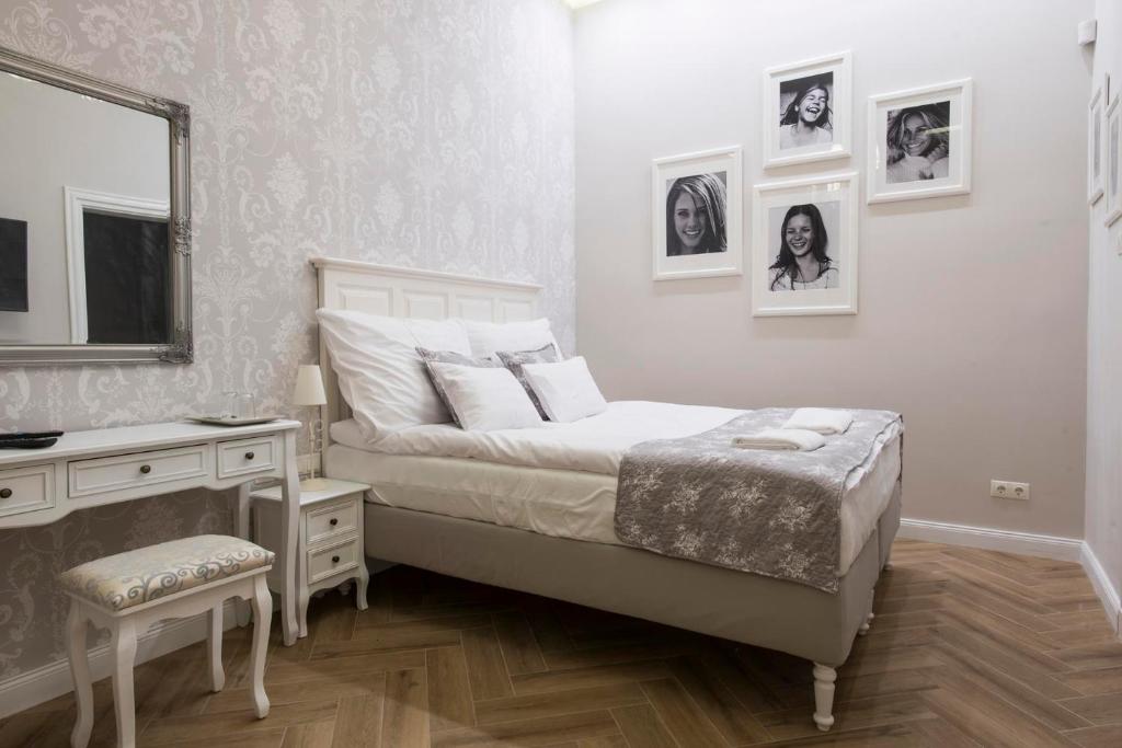 ブダペストにあるSerenity Boutique Budapestのベッドルーム(ベッド1台、デスク、鏡付)