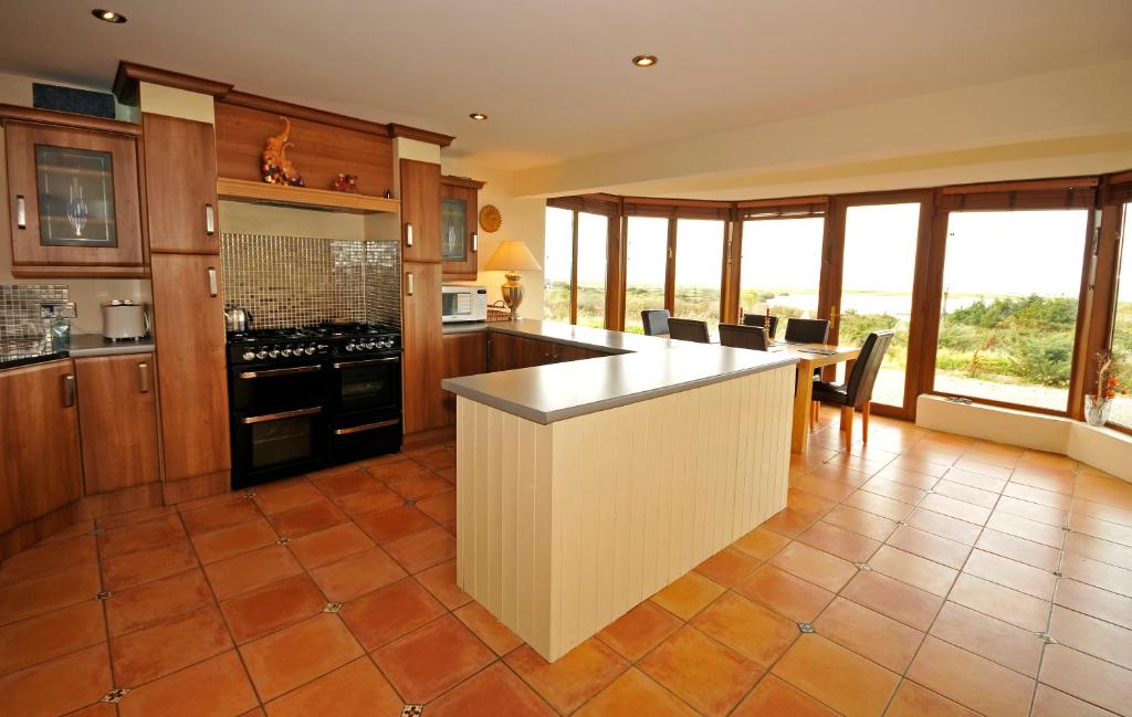 Kuchyň nebo kuchyňský kout v ubytování House with sea views close to Beach with WiFi and large kitchen and dining