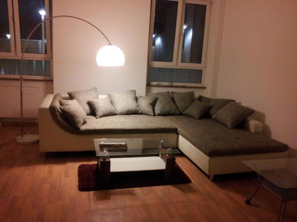 ein Wohnzimmer mit einem Sofa und einem Tisch in der Unterkunft Gästehaus Samuel in Völklingen