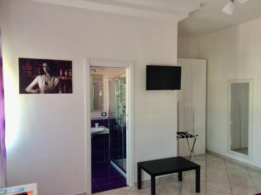 TV a/nebo společenská místnost v ubytování L'Isola Del Postino Rooms