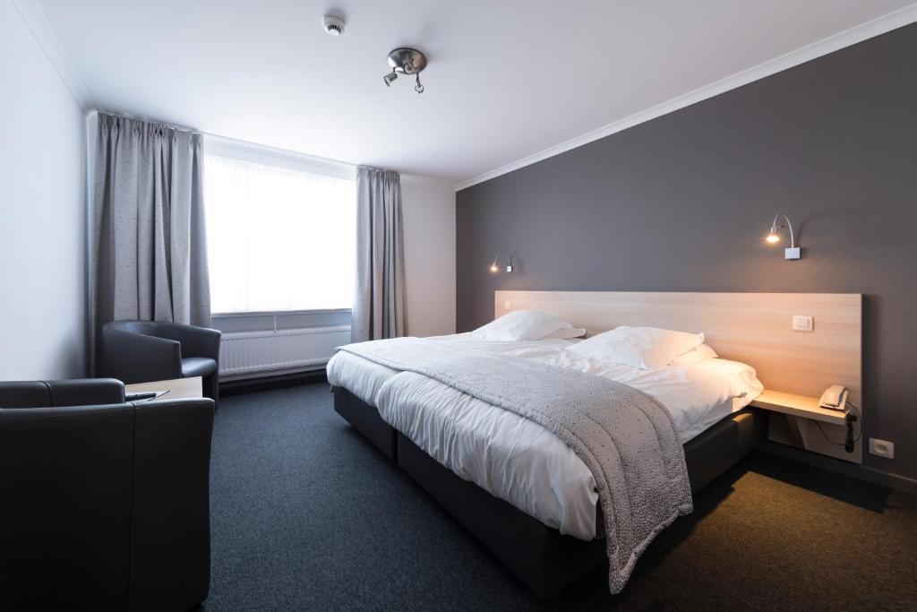 Postel nebo postele na pokoji v ubytování Hotel des Ardennes