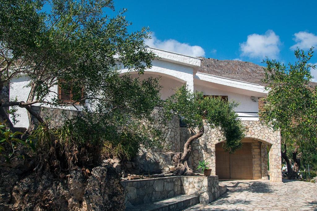 Casa blanca con garaje y árboles en Villa Mediterranea, en Scopello