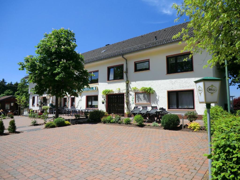 uma casa com uma entrada de tijolos em frente em Ferienwohnung im Höfchen em Eckfeld