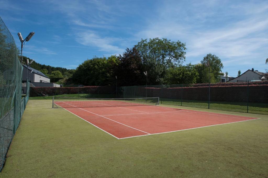 Tenis a/nebo squash v ubytování Hotel des Ardennes nebo okolí