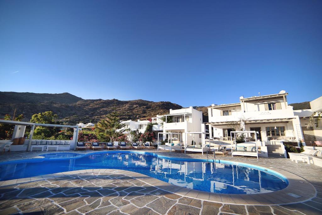 una piscina frente a algunos edificios en Island House Hotel en Mylopotas