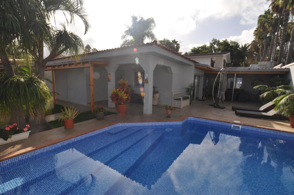 una piscina frente a una casa en Luxusvilla Puerto de la Cruz, en Puerto de la Cruz