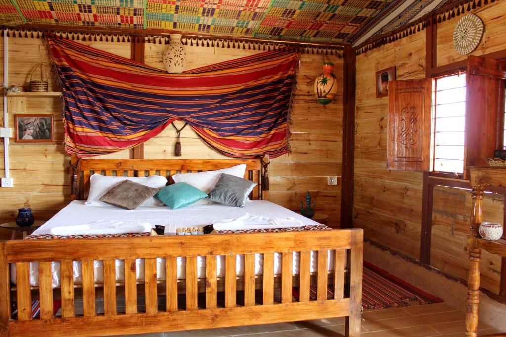 Un pat sau paturi într-o cameră la Al Reem Desert Camp