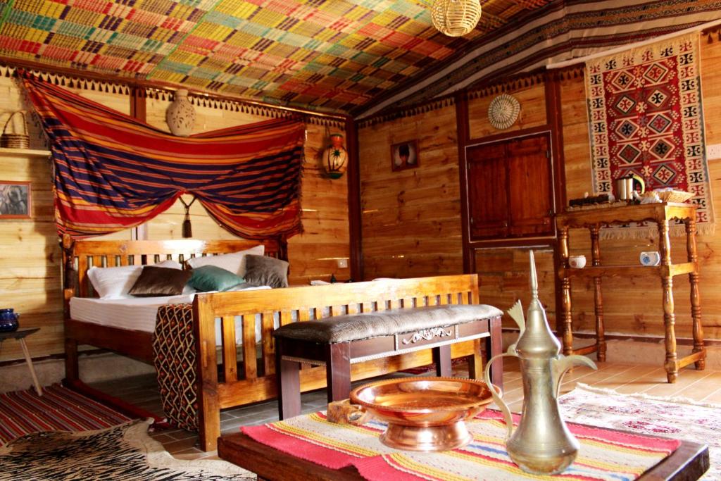 Un pat sau paturi într-o cameră la Al Reem Desert Camp