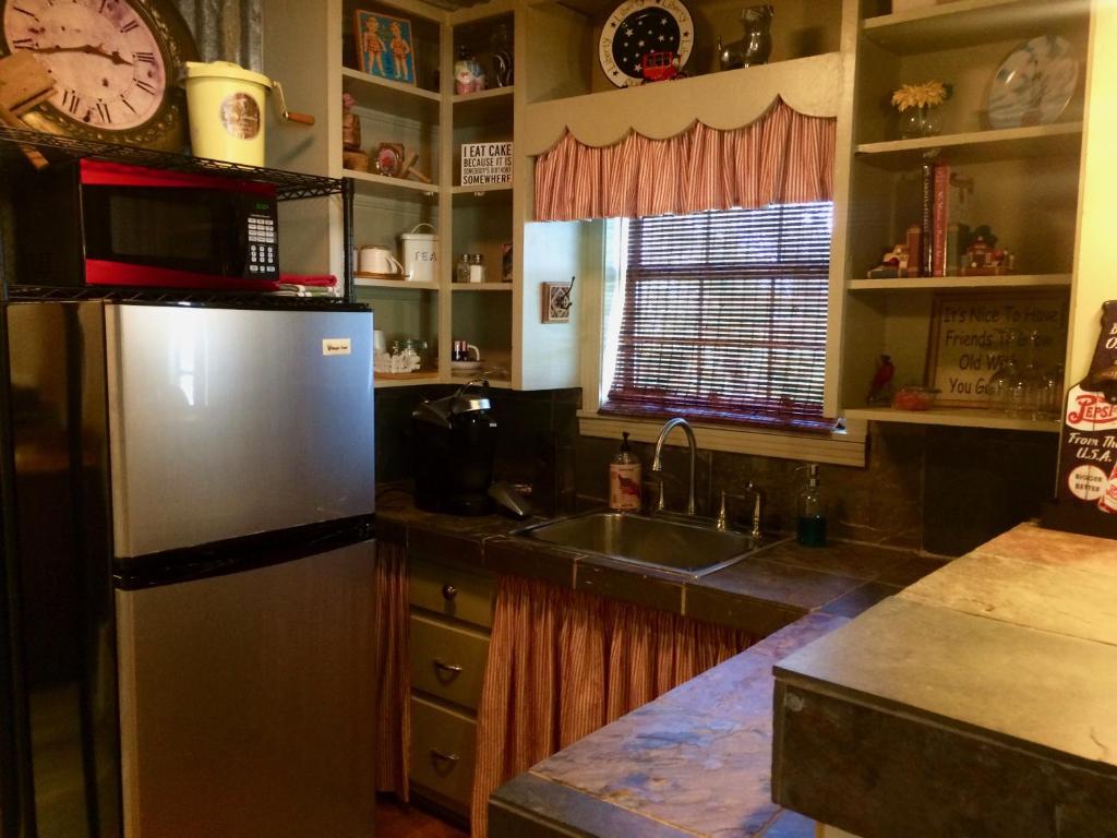 The Old Liberty Schoolhouse - Queen Suite