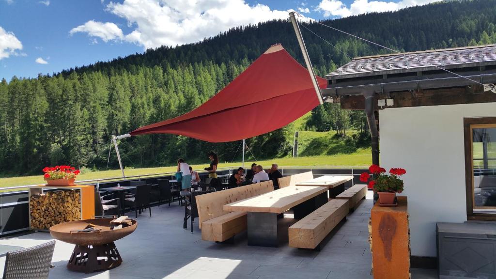 Nespecifikovaný výhled na hory nebo výhled na hory při pohledu z hotelu