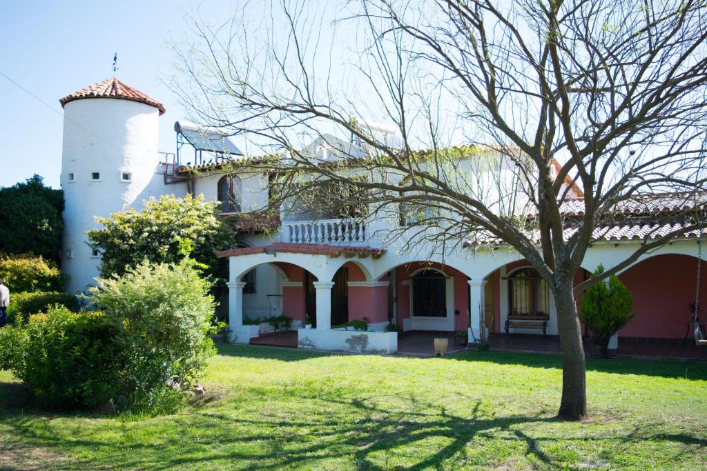 una casa blanca con un faro en un patio en Estancia Santa Leocadia en Bialet Massé