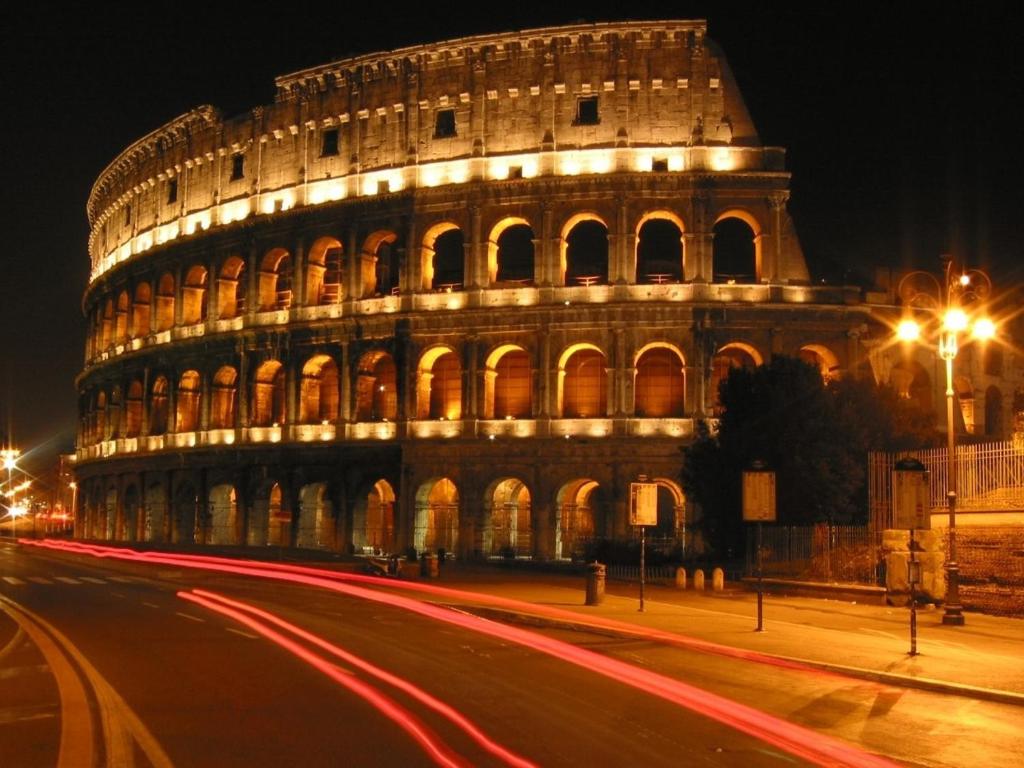 un bâtiment avec des sentiers de randonnée devant lui la nuit dans l'établissement Rhome Sweet Rhome, à Rome