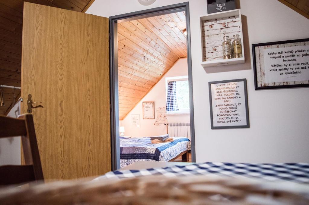 Postel nebo postele na pokoji v ubytování Penzion u Lupíků