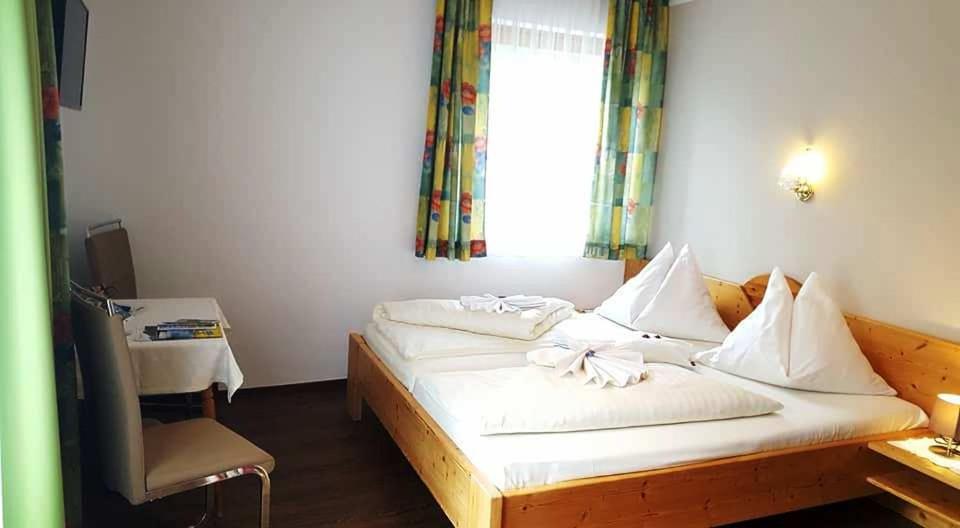 Postel nebo postele na pokoji v ubytování Pension Jägerhof