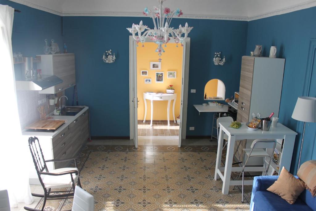 パレルモにあるDimore de La Rosaの青い壁と黄色のドアが特徴のキッチン