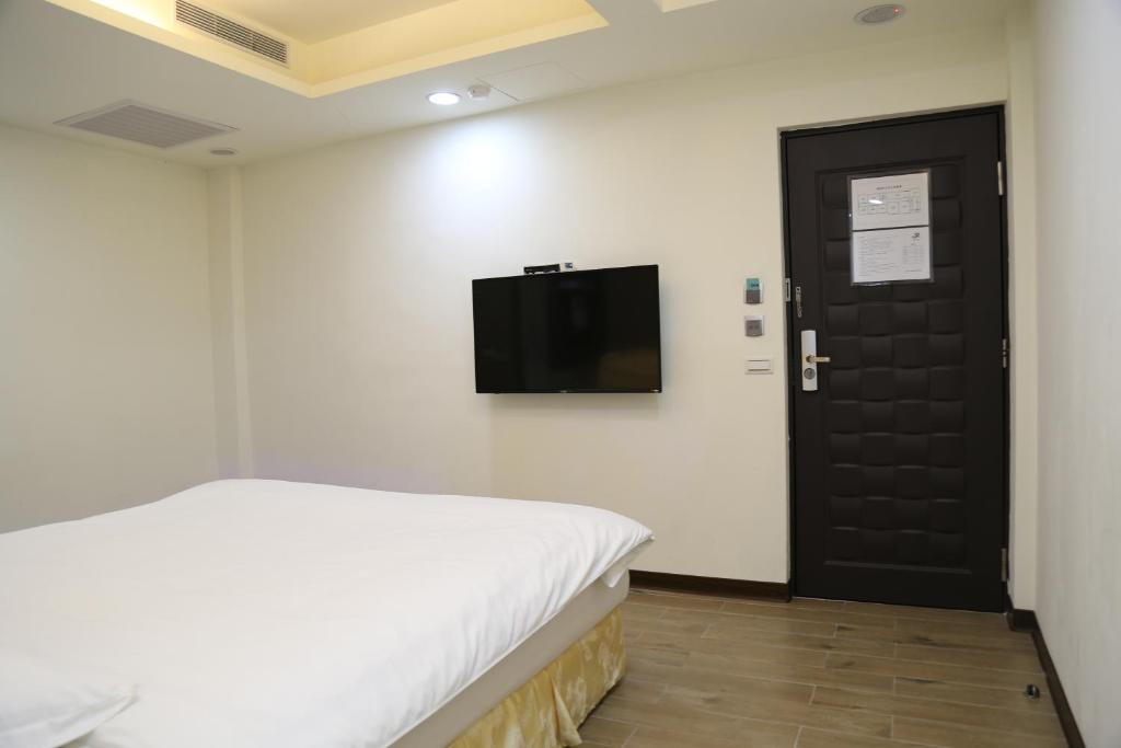 TV a/nebo společenská místnost v ubytování 德瑞旅店Direct Hotel