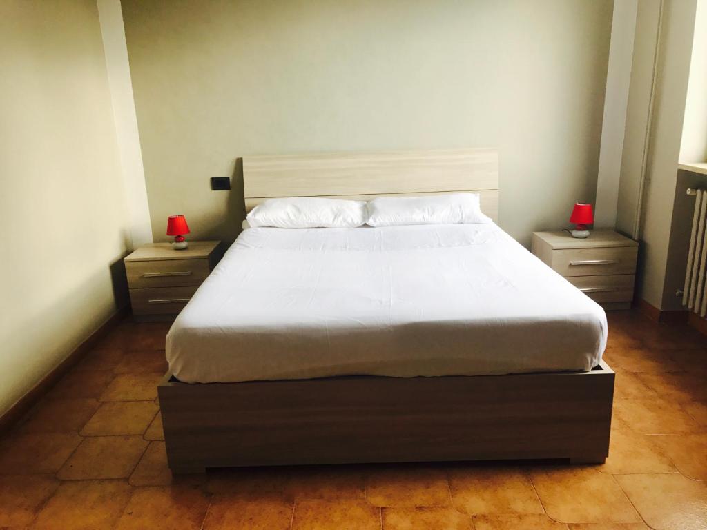 Un dormitorio con una cama grande con dos mesitas de noche. en Juventus (Allianz) stadium apartment, en Turín