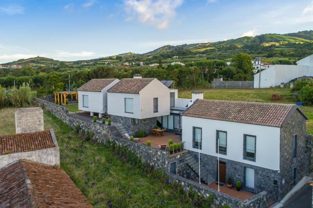 an aerial view of a row of houses at Casas de Campo Lomba D' Água - Turismo Rural in Candelária