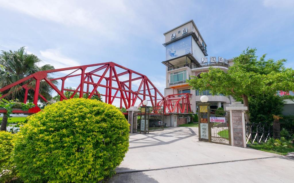 un edificio con una torre de reloj delante de él en Kawada House Homestay, en Xiluo