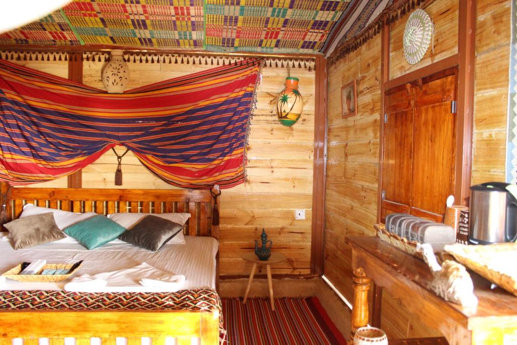 Un pat sau paturi într-o cameră la Al Reem Desert Camp
