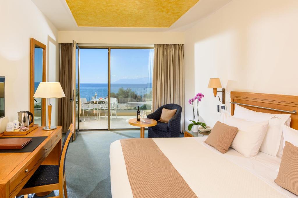 Postel nebo postele na pokoji v ubytování Alexander Beach Hotel & Spa