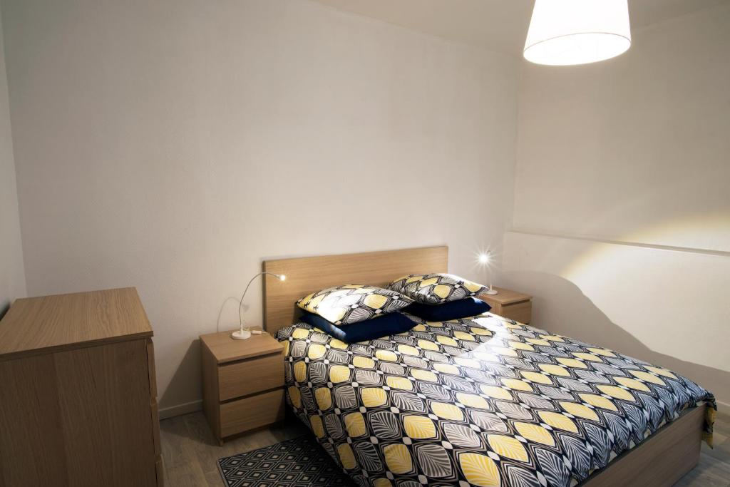 " Martin Schongauer " tesisinde bir odada yatak veya yataklar