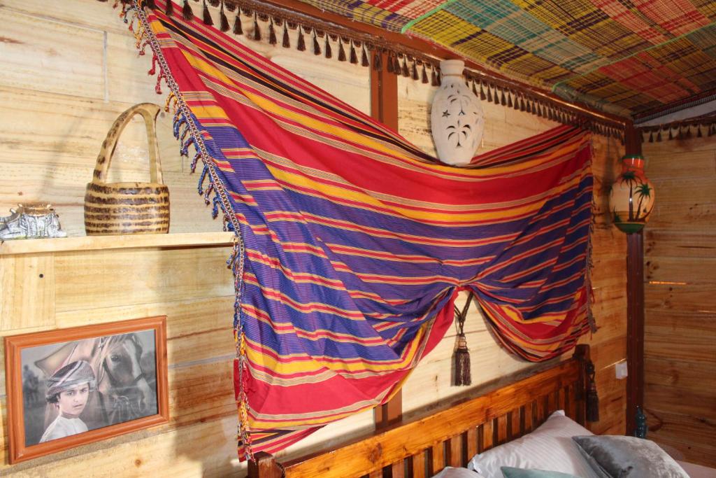 Un pat sau paturi într-o cameră la Al Reem Desert Camp
