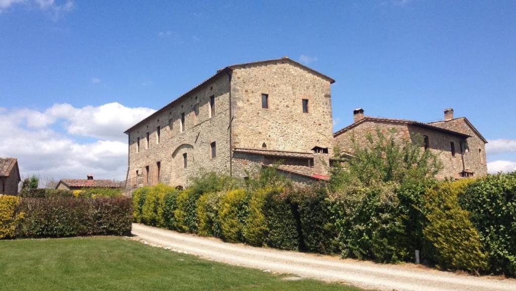 コッレ・ディ・ヴァル・デルザにあるCountry Home in Tuscanyの大石造りの建物