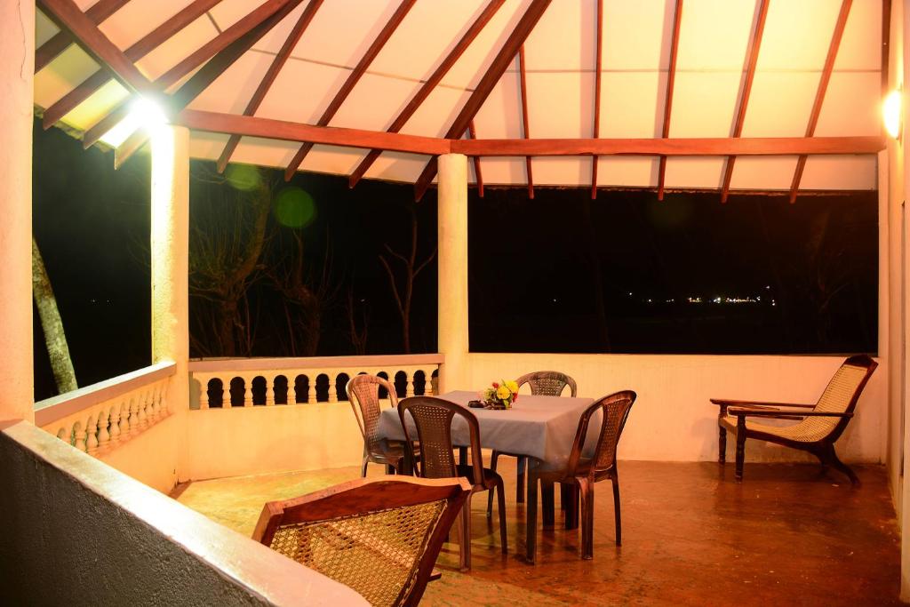 Balkón nebo terasa v ubytování Shanthi Beach Resort