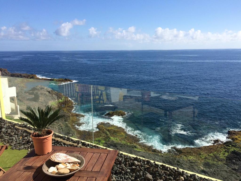 una vista sull'oceano dal balcone di una casa di Gáldar PENTHOUSE OVER THE SEA! a Sardina