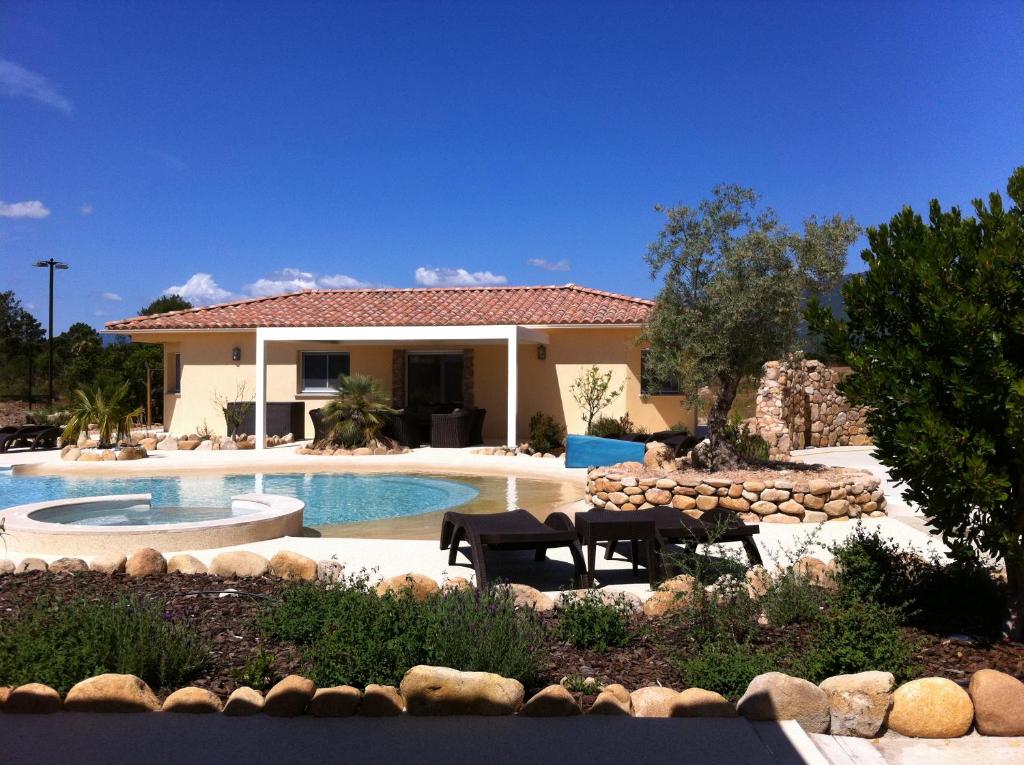 a home with a swimming pool and a house at L'Hacienda Piscine chauffée à 28, spa, boulodrome et court de Tennis privés, 2 villas indépendantes in Porto-Vecchio