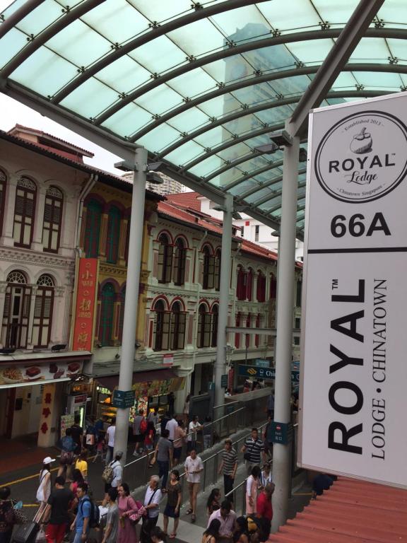 Un groupe de personnes se promenant dans un centre commercial dans l'établissement Royal Lodge @ Pagoda Street, à Singapour