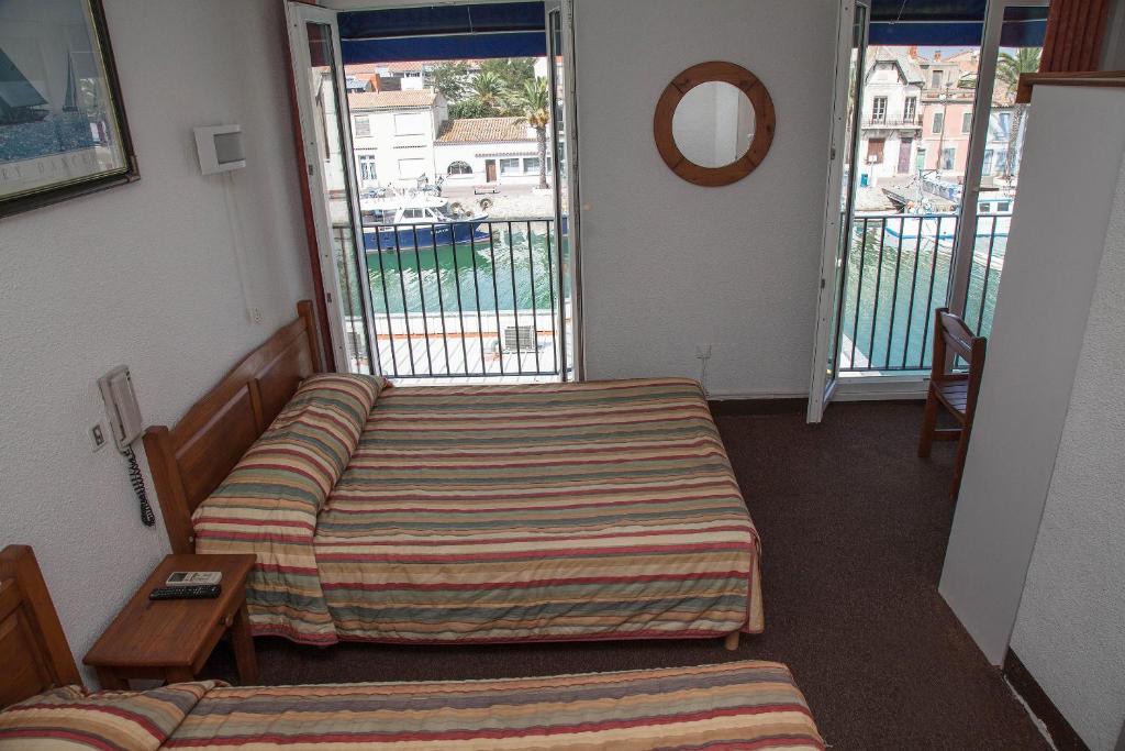 Postel nebo postele na pokoji v ubytování Hôtel Belle Vue d'Angleterre