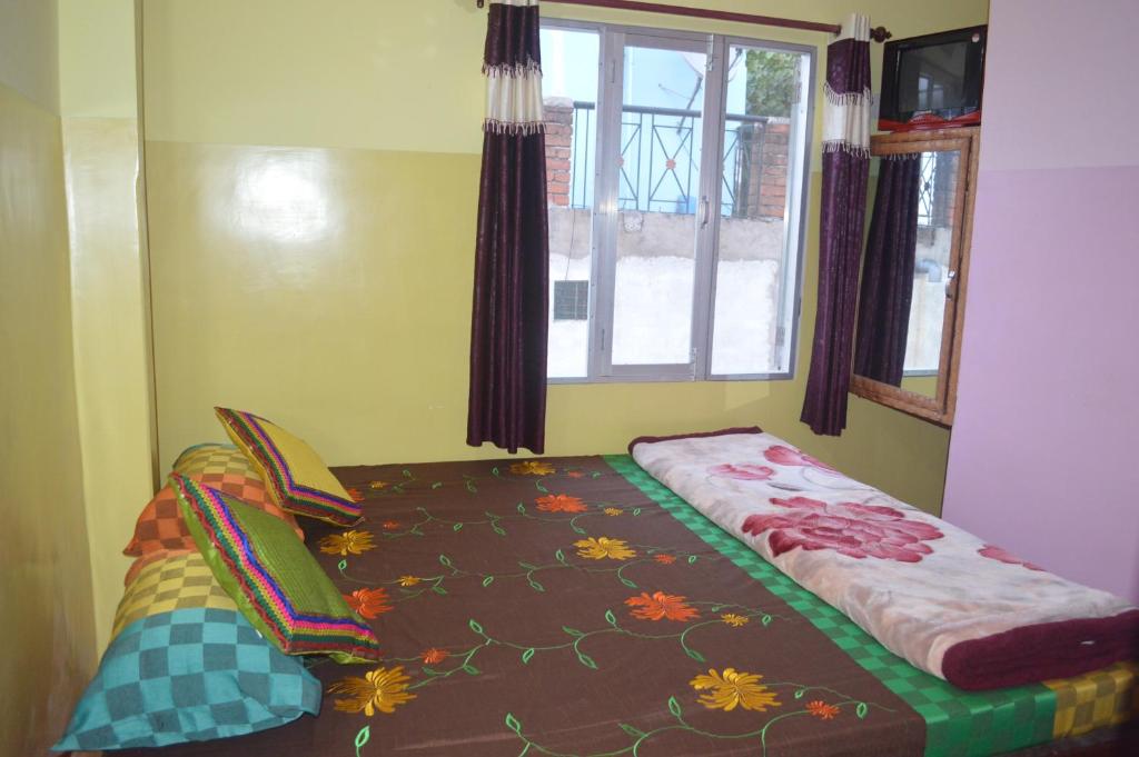 Postel nebo postele na pokoji v ubytování Azure Family Paying Guest House