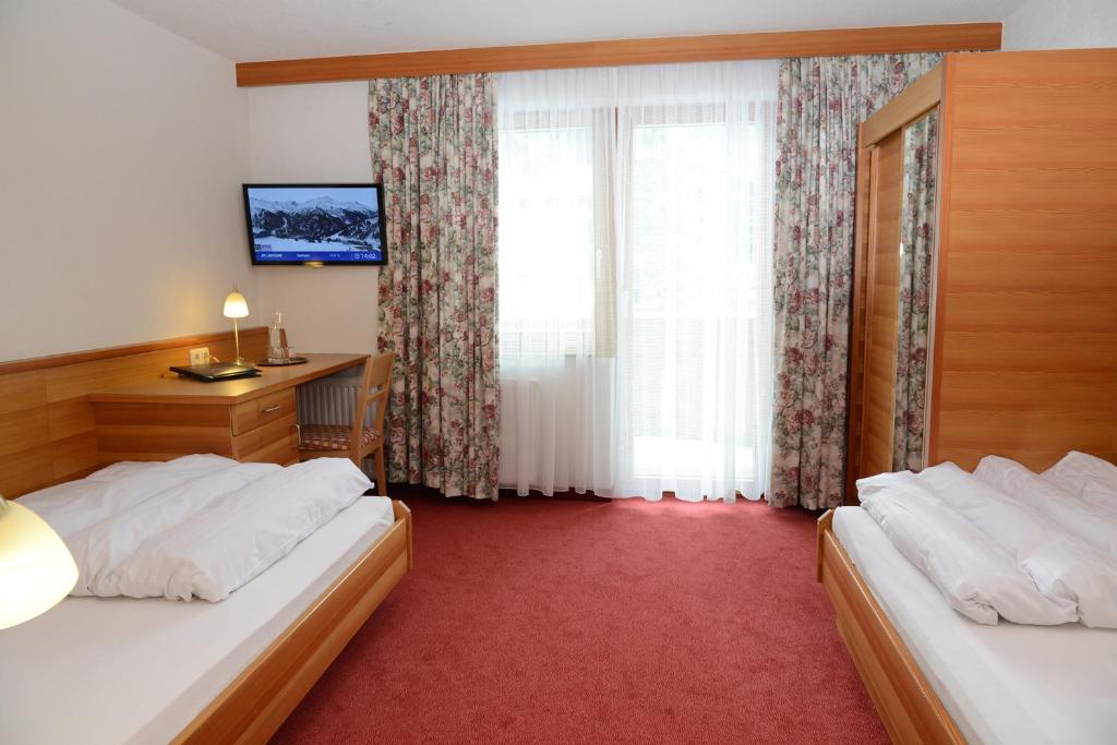 Postel nebo postele na pokoji v ubytování "Quality Hosts Arlberg" Hotel Garni Mössmer