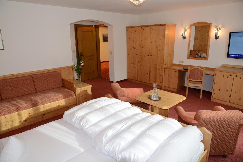 TV a/nebo společenská místnost v ubytování "Quality Hosts Arlberg" Hotel Garni Mössmer