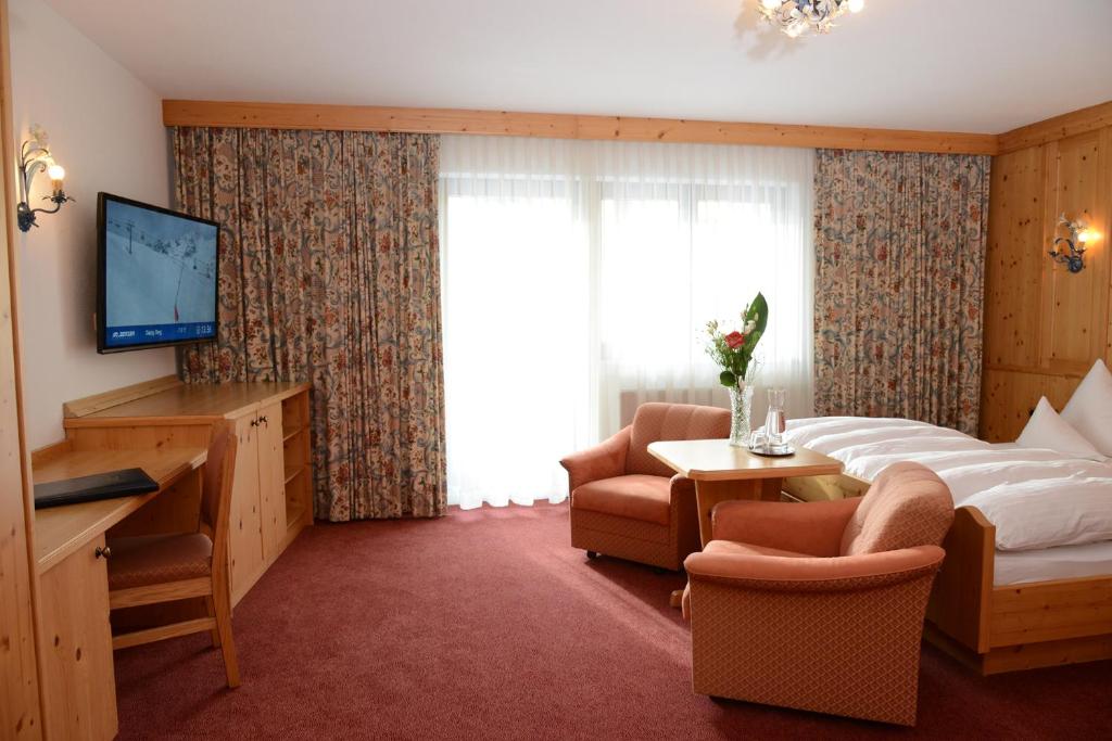 TV a/nebo společenská místnost v ubytování "Quality Hosts Arlberg" Hotel Garni Mössmer