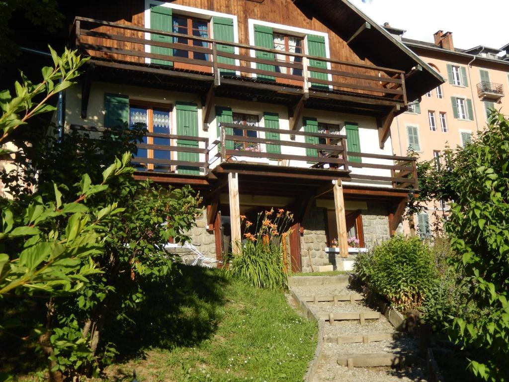 une maison avec un balcon sur le côté dans l'établissement Les Clarines, à Saint-Gervais-les-Bains