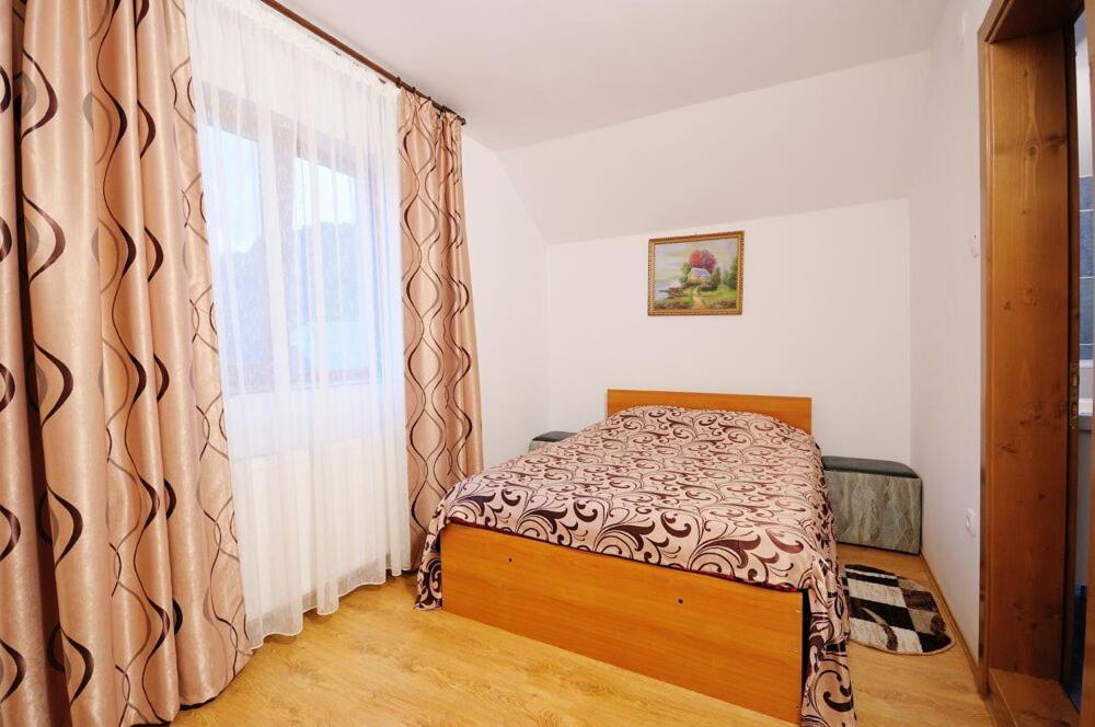 Postel nebo postele na pokoji v ubytování Pensiunea Claudia