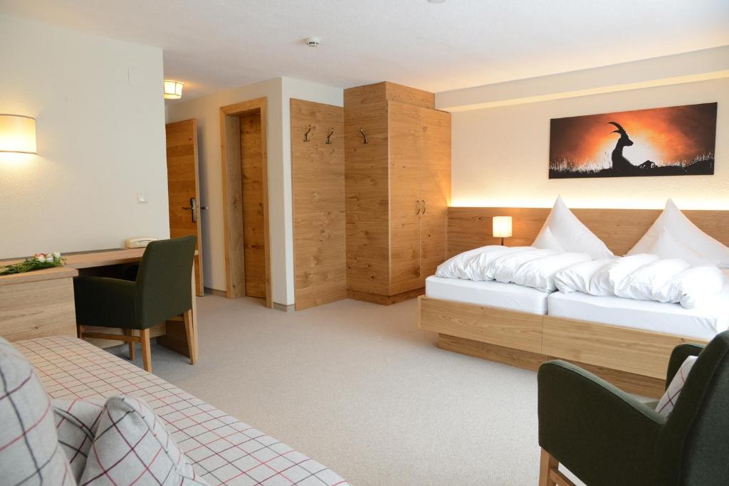 Postel nebo postele na pokoji v ubytování "Quality Hosts Arlberg" Hotel Garni Mössmer