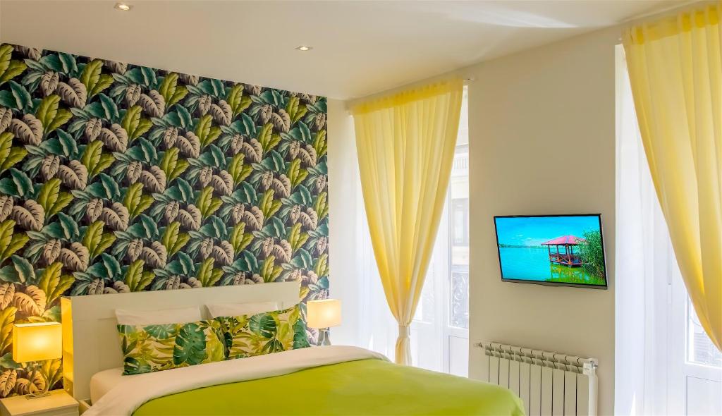 1 dormitorio con 1 cama con papel pintado de plátano en Palacio Apartments Madrid, en Madrid