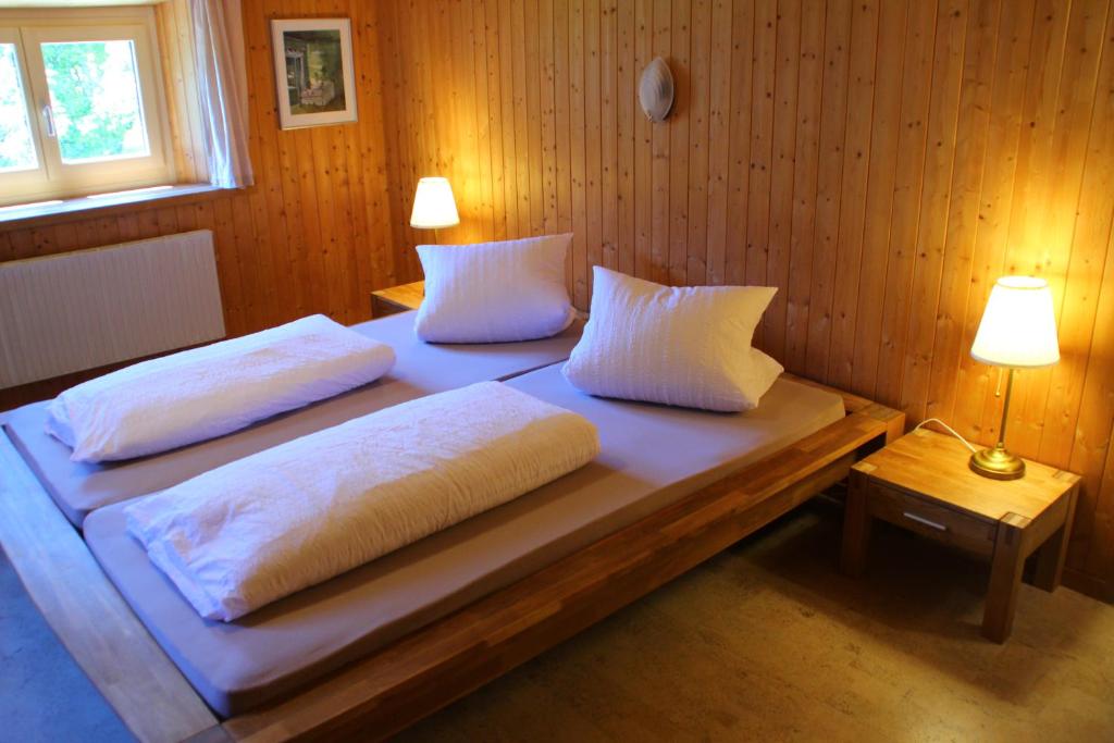 Postel nebo postele na pokoji v ubytování Gasthaus Rössli