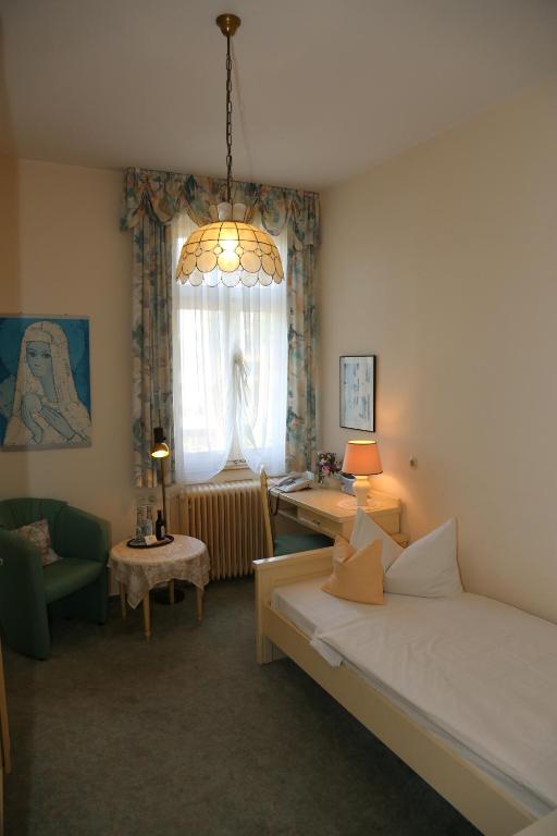 Postel nebo postele na pokoji v ubytování HOTEL YOGA JASMIN ehemals Hotel Eberhardt-Burghardt
