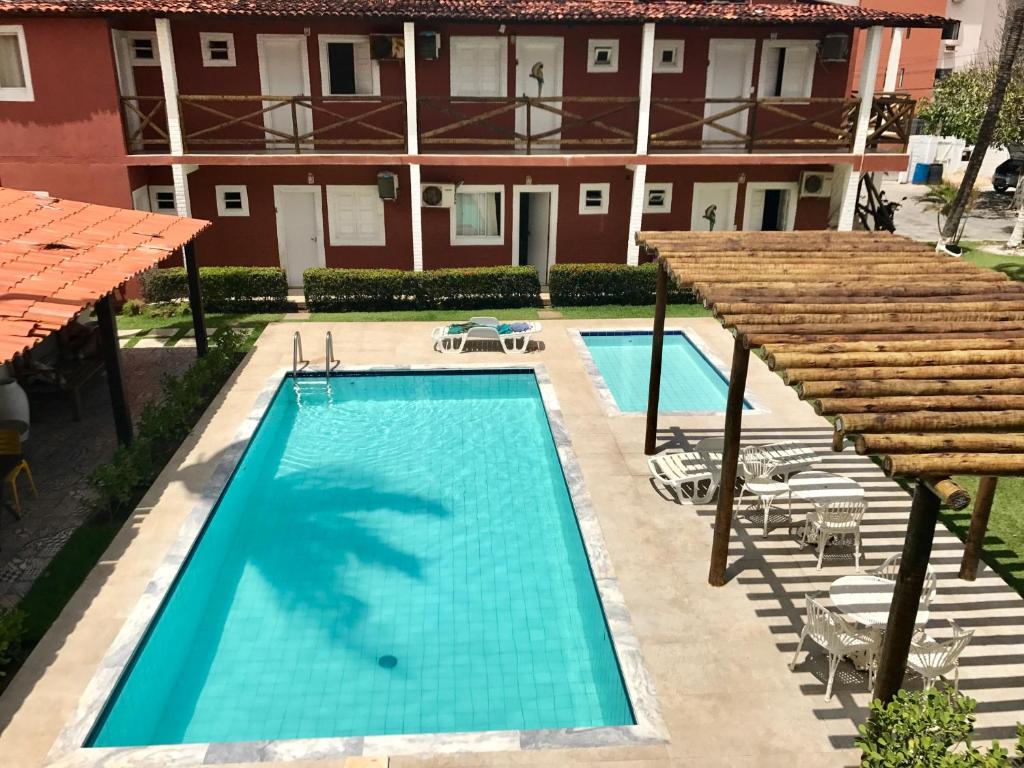 an overhead view of a swimming pool in front of a building at Pousada das Araras in Maceió