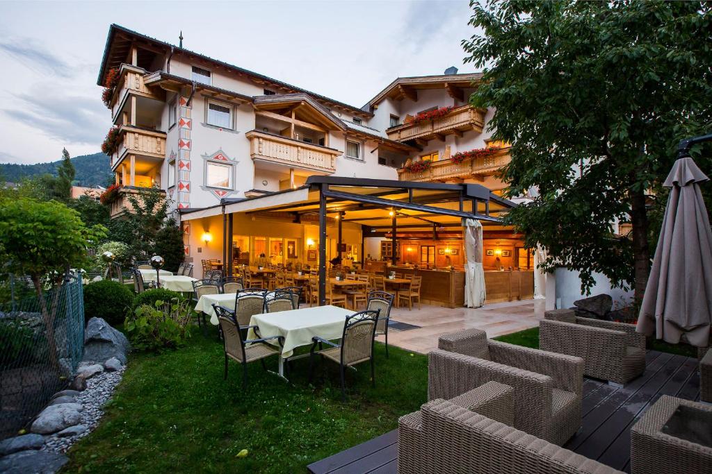 Nespecifikovaný výhled na hory nebo výhled na hory při pohledu z hotelu