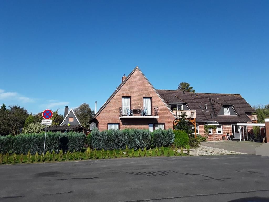 una casa al lado de una calle en Haus Edzards, en Neuharlingersiel