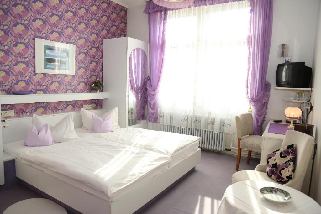 Postel nebo postele na pokoji v ubytování HOTEL YOGA JASMIN ehemals Hotel Eberhardt-Burghardt