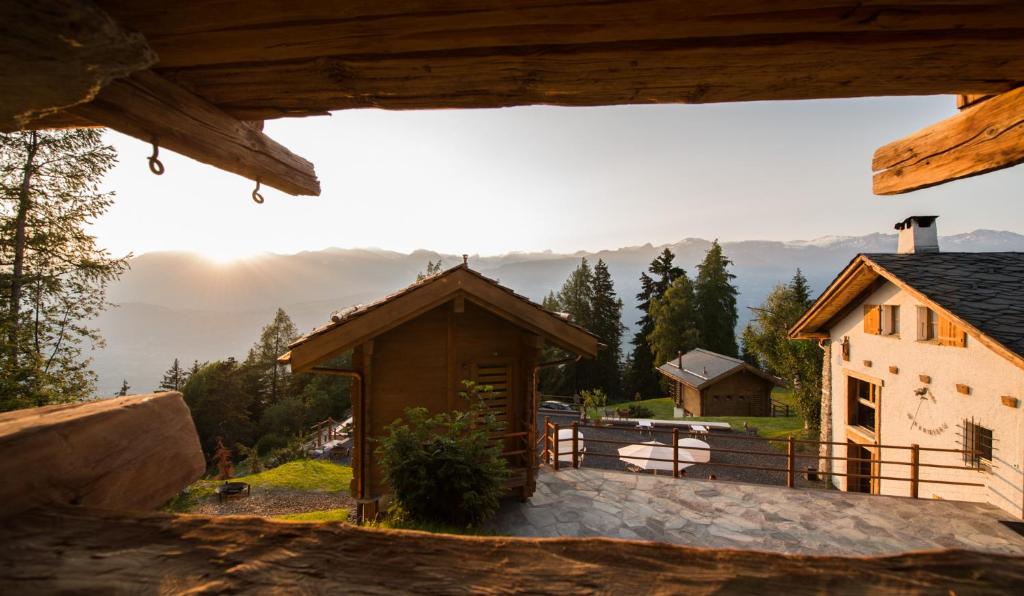 uma vista para o quintal de uma casa em Les Mazots de la Source & Spa em Vercorin