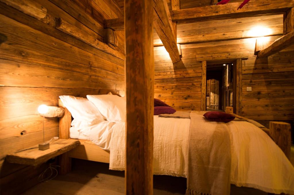 Uma cama ou camas num quarto em Les Mazots de la Source & Spa