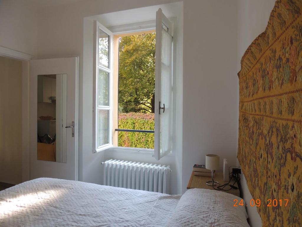 a bedroom with a bed and a window at Appartamento Al numero 11 in Como
